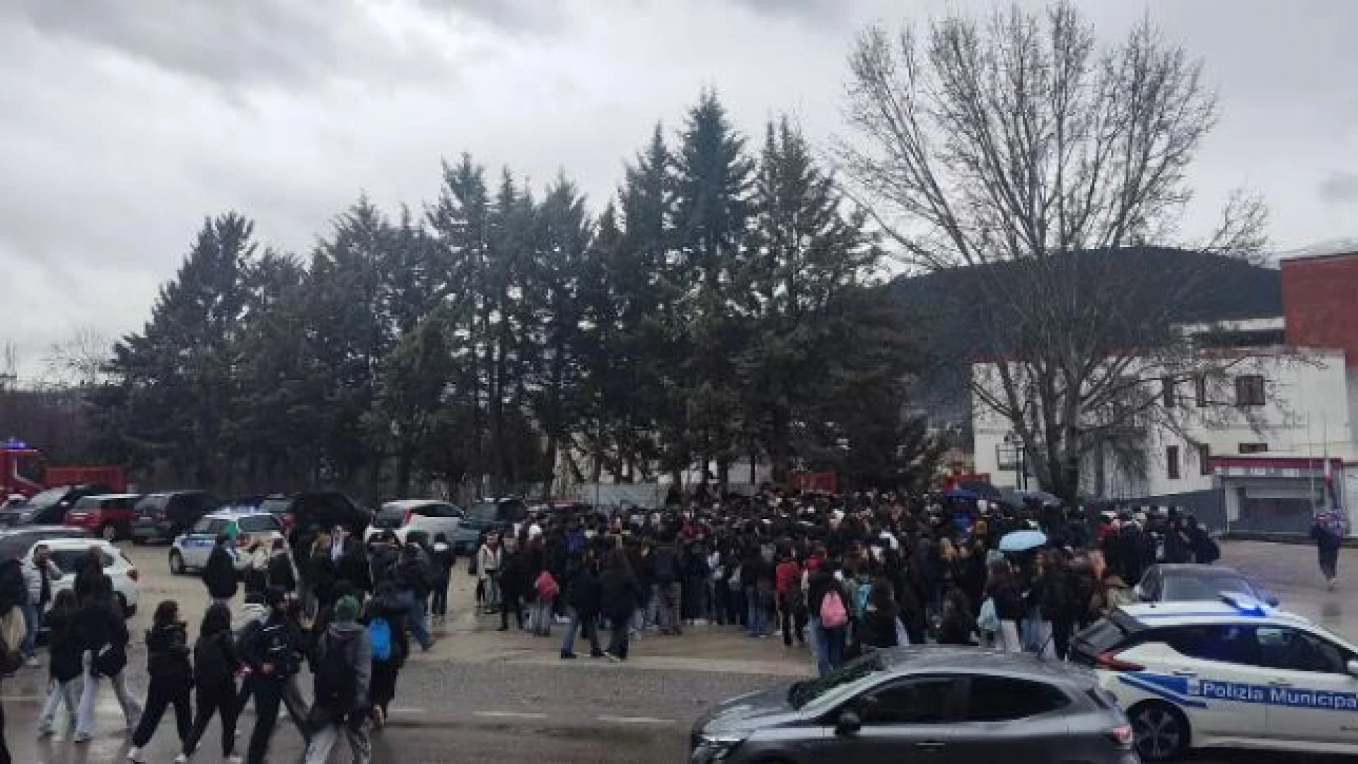 L’Aquila: allarme incendio al liceo “Cotugno”.  Studenti evacuati in via precauzionale  questa mattina.